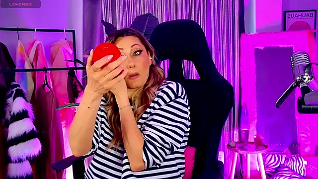 SarahAlluring online show from April 27, 2026, 3:10 pm