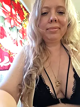 Irina3718 online show from May 4, 2026, 1:18 pm