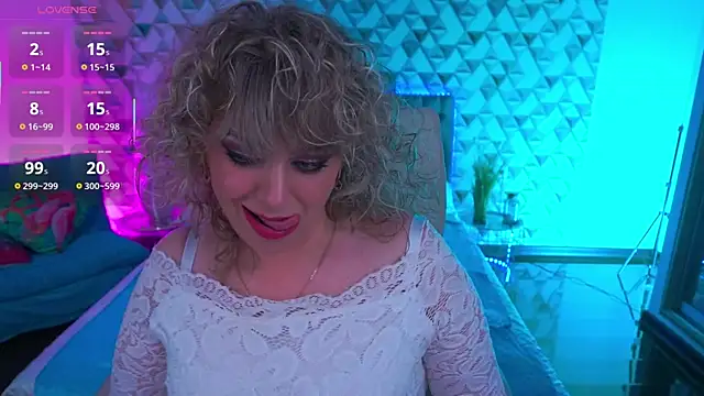 Snapshot of CandyLadyyy chatting on June 13, 2026, 8:40 pm CandyLadyyy online show from June 13, 2026, 8:40 pm