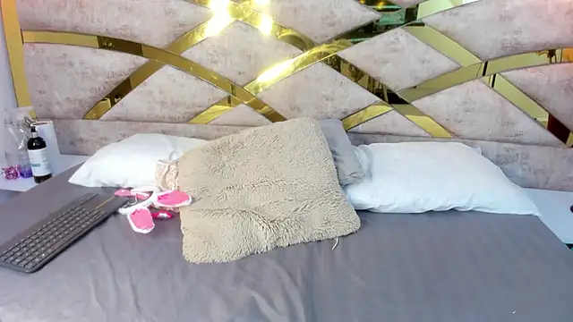 Sofiia Rossee  online show from October 8, 2025, 7:55 pm