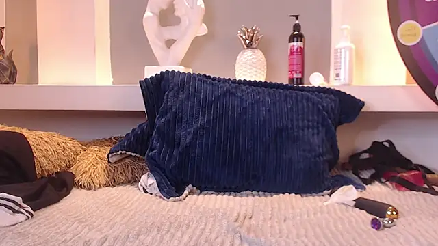 Snapshot of milu_w4llace chatting on March 17, 2025, 11:54 pm milu w4llace online show from March 17, 2025, 11:54 pm