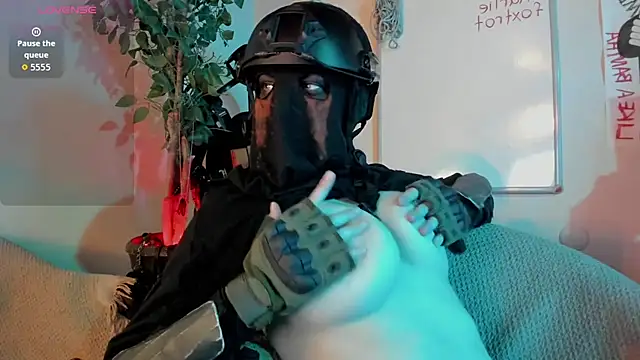 Snapshot of cos_operator chatting on November 5, 2025, 7:47 pm cos operator online show from November 5, 2025, 7:47 pm