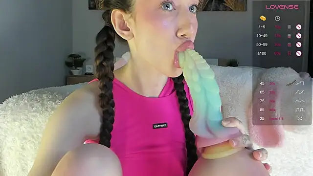 Snapshot of Say_luna chatting on March 18, 2025, 8:15 pm Say luna online show from March 18, 2025, 8:15 pm