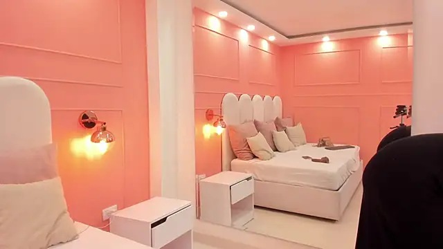 eva sainnt online show from October 14, 2025, 10:32 pm