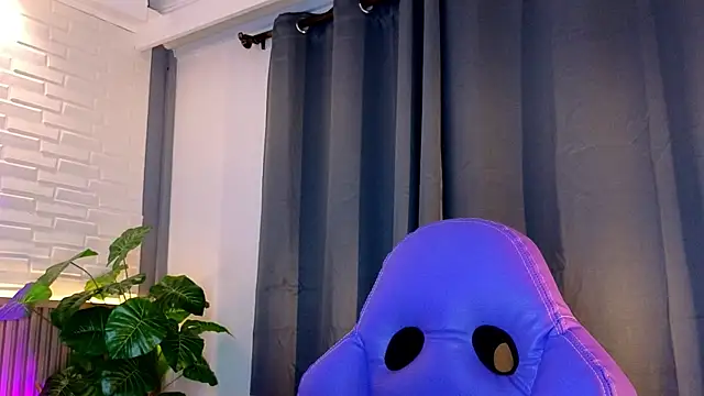 Snapshot of TiffanyWalk chatting on October 25, 2025, 11:40 am TiffanyWalk online show from October 25, 2025, 11:40 am