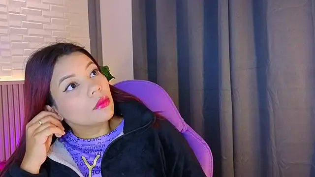 TiffanyWalk online show from December 4, 2025, 11:52 am