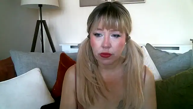 MissHoneyPenny online show from April 7, 2026, 9:21 am