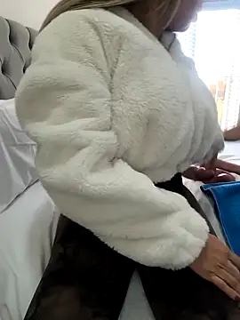 Snapshot of Alyssa_76 chatting on November 21, 2025, 3:33 pm Alyssa 76 online show from November 21, 2025, 3:33 pm