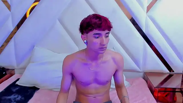 Snapshot of LauryAndNarem69 chatting on March 21, 2025, 10:17 pm LauryAndNarem69 online show from March 21, 2025, 10:17 pm