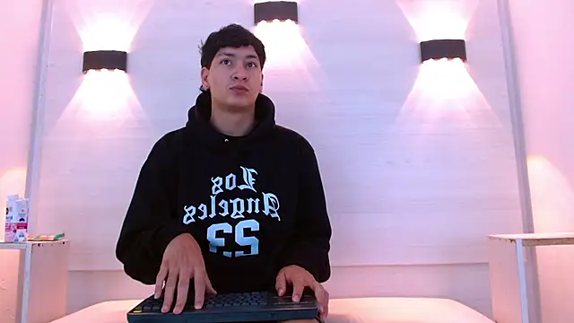 Snapshot of Jhojan_twink chatting on December 5, 2025, 12:03 pm Jhojan twink online show from December 5, 2025, 12:03 pm