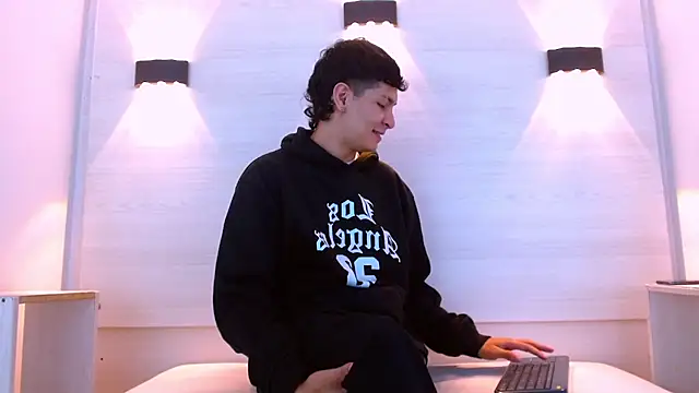 Snapshot of Jhojan_twink chatting on December 17, 2025, 12:55 pm Jhojan twink online show from December 17, 2025, 12:55 pm