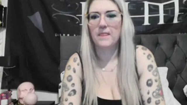 Snapshot of Sizzling_Indie36 chatting on December 18, 2025, 12:49 am Sizzling Indie36 online show from December 18, 2025, 12:49 am