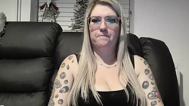 Snapshot of Sizzling_Indie36 chatting on December 20, 2025, 12:40 am Sizzling Indie36 online show from December 20, 2025, 12:40 am
