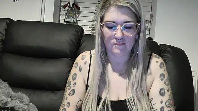 Snapshot of Sizzling_Indie36 chatting on December 20, 2025, 11:01 pm Sizzling Indie36 online show from December 20, 2025, 11:01 pm