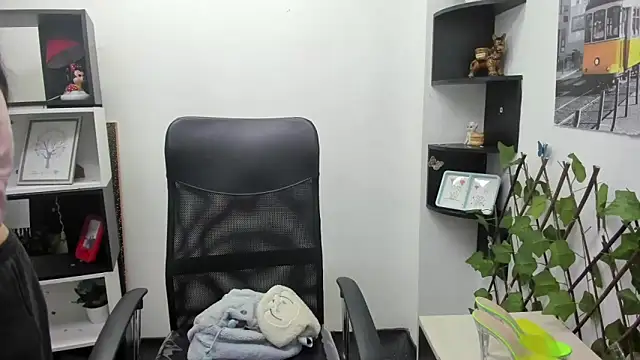 Snapshot of Lizeth_Garcia chatting on October 24, 2025, 12:12 pm Lizeth Garcia online show from October 24, 2025, 12:12 pm