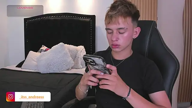 Snapshot of LiamWildx20 chatting on July 12, 2026, 4:36 am LiamWildx20 online show from July 12, 2026, 4:36 am