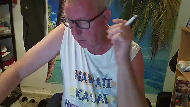 Snapshot of JamesBauer chatting on June 11, 2026, 4:32 am JamesBauer online show from June 11, 2026, 4:32 am