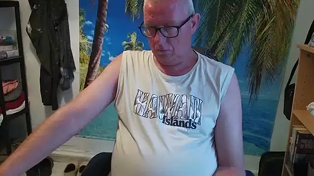 Snapshot of JamesBauer chatting on June 15, 2026, 5:31 am JamesBauer online show from June 15, 2026, 5:31 am