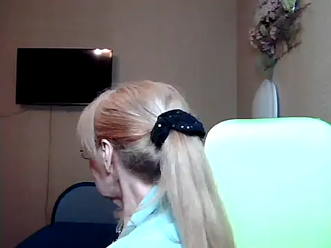 Snapshot of Margo_Sweety chatting on March 19, 2025, 4:45 pm Margo Sweety online show from March 19, 2025, 4:45 pm