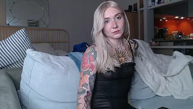 Snapshot of tattoobbgirl chatting on March 19, 2025, 5:28 pm tattoobbgirl online show from March 19, 2025, 5:28 pm