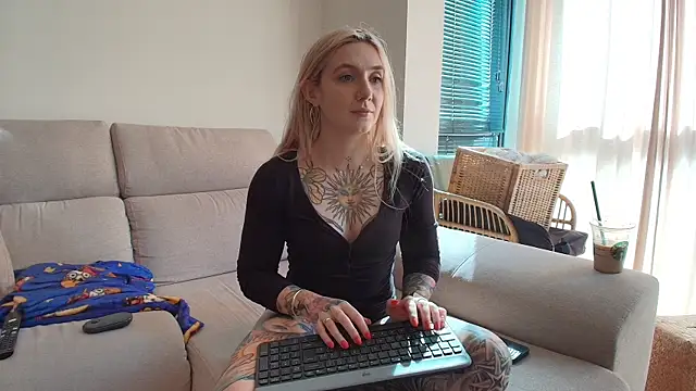 tattoobbgirl online show from May 1, 2026, 3:49 pm