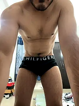 Snapshot of Guccilonda17 chatting on November 29, 2025, 6:44 pm Guccilonda17 online show from November 29, 2025, 6:44 pm