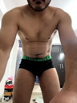 Snapshot of Guccilonda17 chatting on November 30, 2025, 7:56 am Guccilonda17 online show from November 30, 2025, 7:56 am