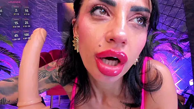 IzabelaTessa online show from June 26, 2026, 7:40 pm