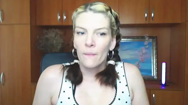 VanessaRey  online show from May 2, 2026, 2:55 pm