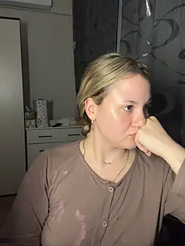 mollygirll online show from April 11, 2026, 7:51 pm