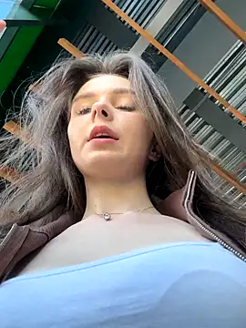 MilaBee online show from September 18, 2025, 8:27 am