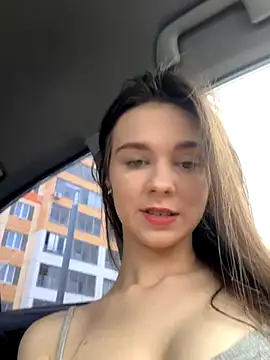 MilaBee online show from October 2, 2025, 8:43 am