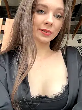 MilaBee online show from October 31, 2025, 8:59 am