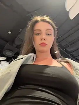 MilaBee online show from July 25, 2026, 4:37 pm
