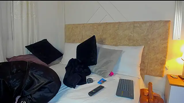 angelinarouse  online show from December 17, 2025, 6:19 am