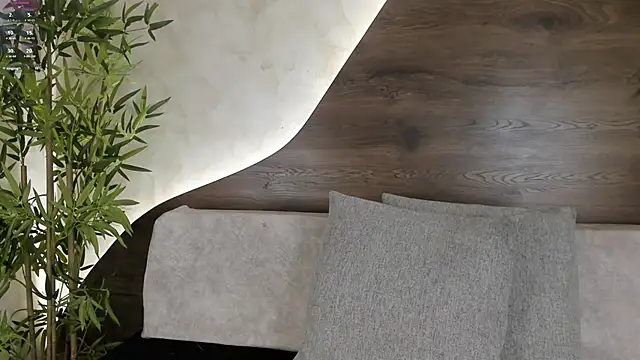 mia lacy  online show from September 25, 2025, 7:50 pm