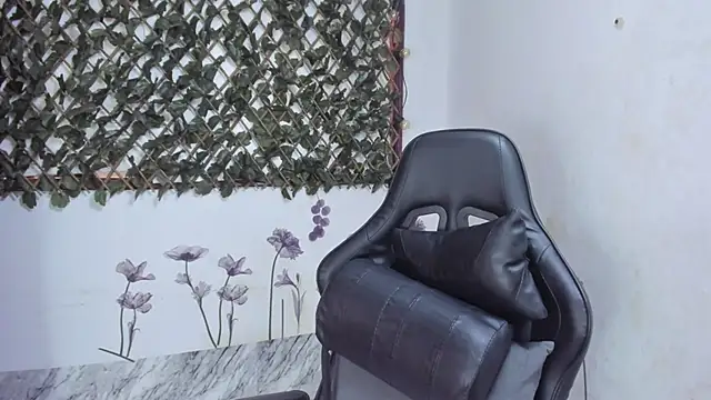 Snapshot of Sarahbrowm_ chatting on October 20, 2025, 7:03 pm Sarahbrowm online show from October 20, 2025, 7:03 pm