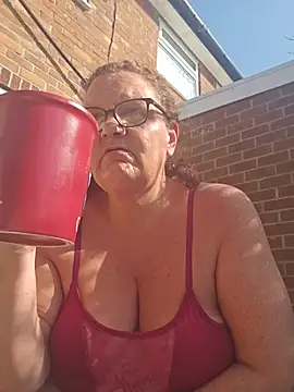 Snapshot of MissQueenBeex chatting on June 25, 2026, 8:08 am MissQueenBeex online show from June 25, 2026, 8:08 am