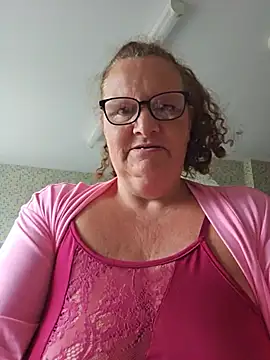Snapshot of MissQueenBeex chatting on July 4, 2026, 7:47 am MissQueenBeex online show from July 4, 2026, 7:47 am