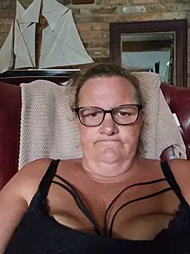 Snapshot of MissQueenBeex chatting on July 6, 2026, 4:31 pm MissQueenBeex online show from July 6, 2026, 4:31 pm