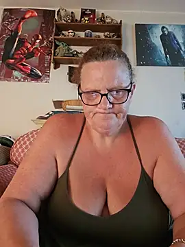 Snapshot of MissQueenBeex chatting on July 20, 2026, 6:21 pm MissQueenBeex online show from July 20, 2026, 6:21 pm