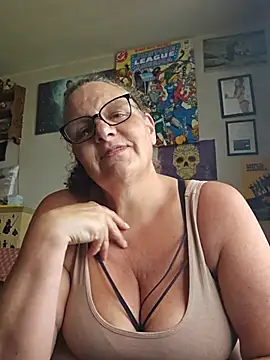 Snapshot of MissQueenBeex chatting on July 30, 2026, 7:18 am MissQueenBeex online show from July 30, 2026, 7:18 am