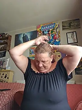 Snapshot of MissQueenBeex chatting on July 31, 2026, 7:52 am MissQueenBeex online show from July 31, 2026, 7:52 am