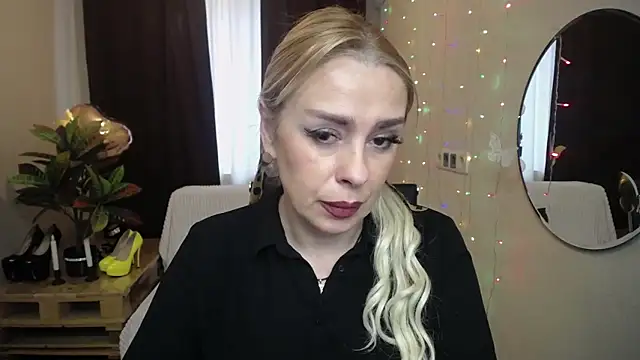 Snapshot of KatrinaCharm chatting on March 22, 2025, 1:19 pm KatrinaCharm online show from March 22, 2025, 1:19 pm