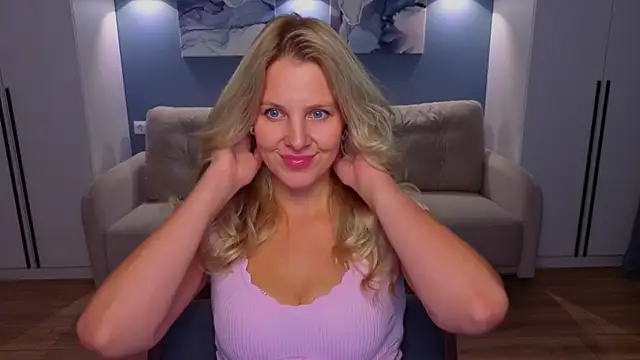Snapshot of MelanieBennett chatting on July 13, 2026, 8:17 am MelanieBennett online show from July 13, 2026, 8:17 am
