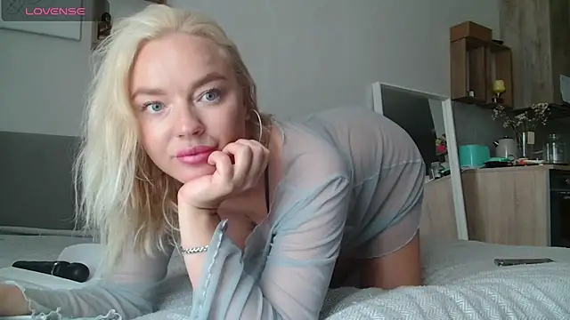 Snapshot of Eva___forever chatting on July 7, 2026, 6:47 am Eva forever online show from July 7, 2026, 6:47 am