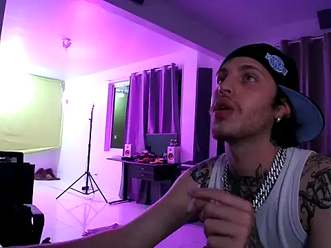 Snapshot of bigrosa21cm chatting on October 31, 2025, 11:39 pm bigrosa21cm online show from October 31, 2025, 11:39 pm