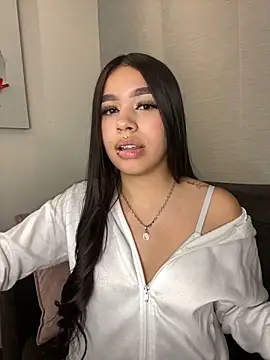 Snapshot of Cristina_pinkk chatting on November 4, 2025, 2:32 am Cristina pinkk online show from November 4, 2025, 2:32 am