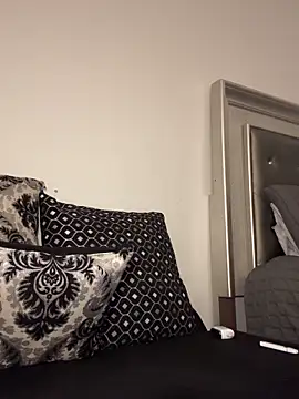 Snapshot of RoyalQueen2u chatting on October 7, 2025, 1:36 am RoyalQueen2u online show from October 7, 2025, 1:36 am