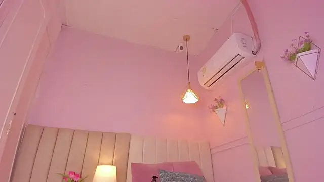 Snapshot of _lucia_18 chatting on November 5, 2025, 6:30 pm lucia 18 online show from November 5, 2025, 6:30 pm